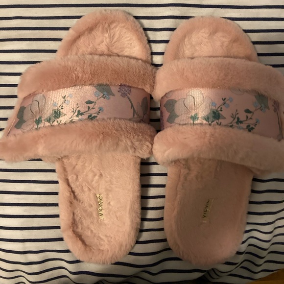 Vionic Indoor Slippers. Size 7.5 - Picture 1 of 6